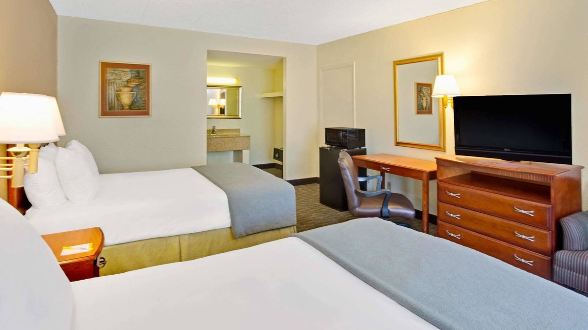 Downtown Hotel | Days Inn by Wyndham Silver Spring