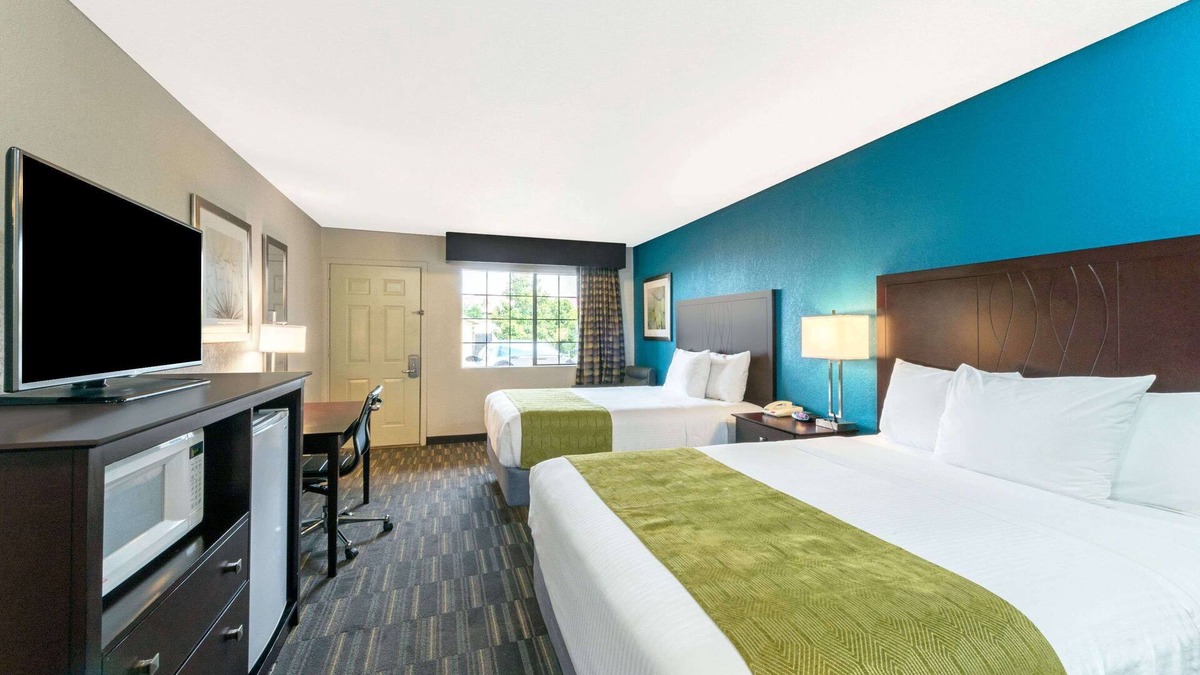 Ira Hotel | Days Inn by Wyndham Snyder