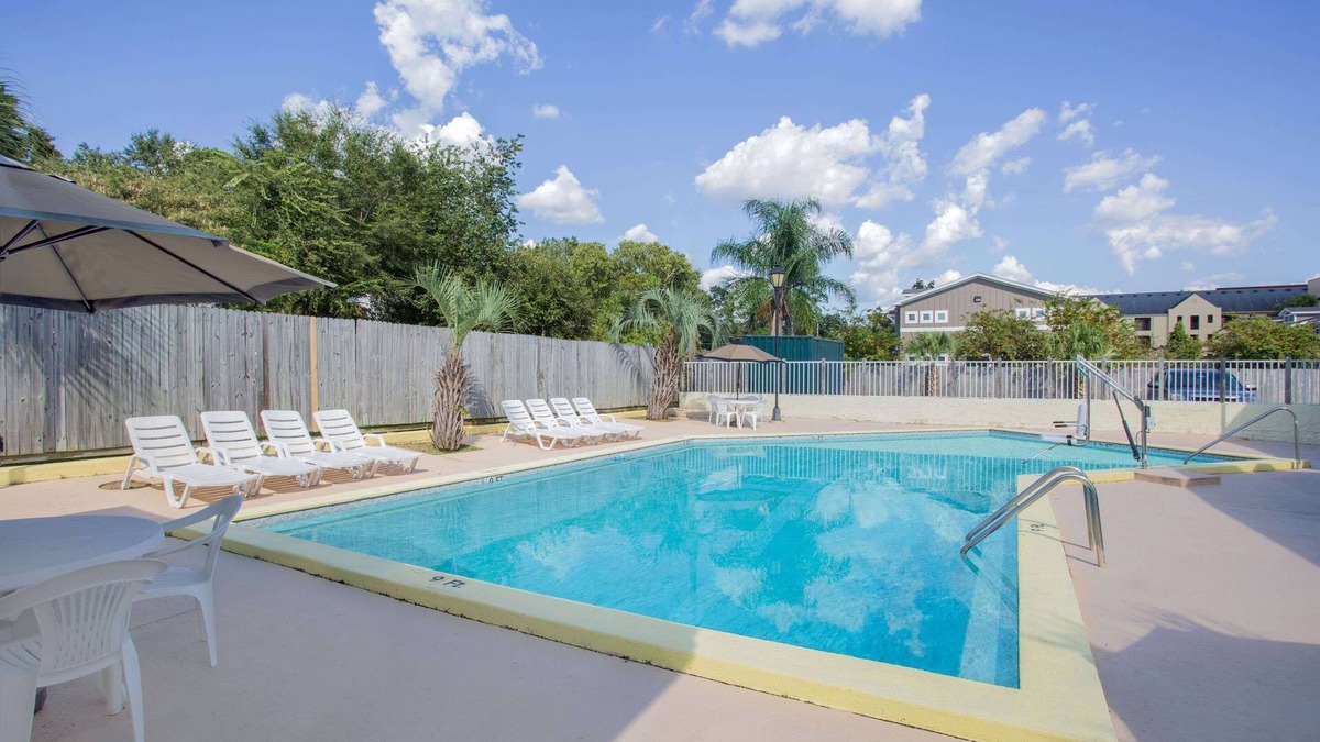 Griffin Heights Hotel | Days Inn by Wyndham Tallahassee University Center