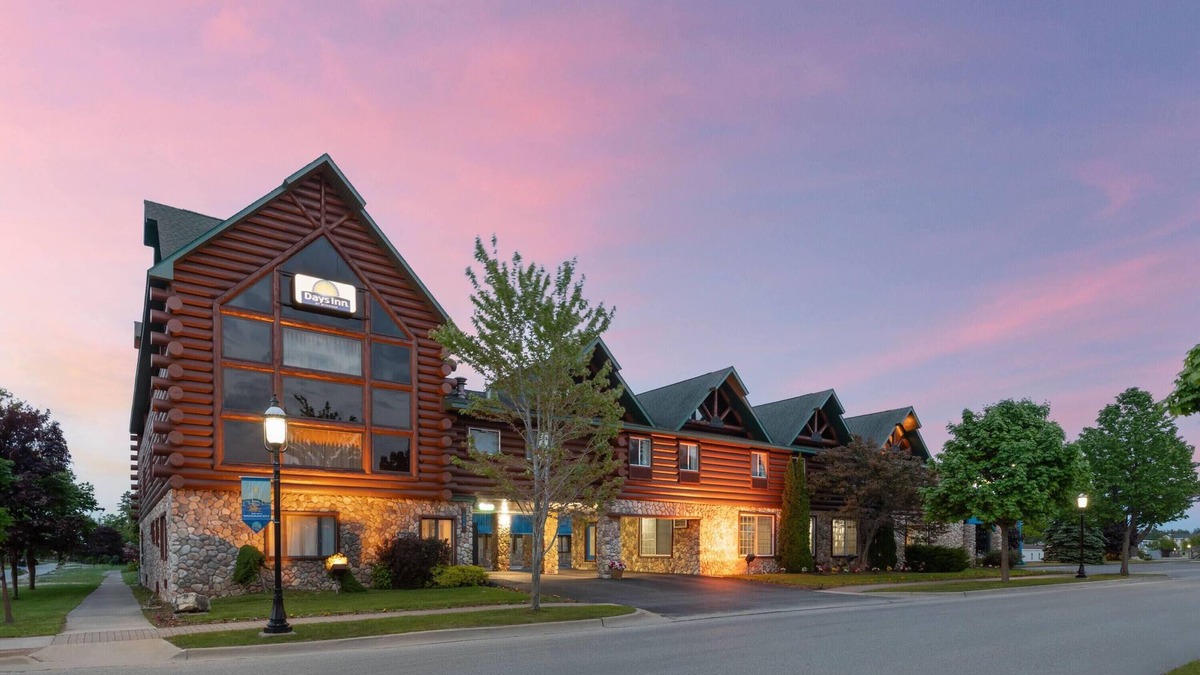 Mackinaw City Hotel | Days Inn by Wyndham Mackinaw City/Bridgeview Area