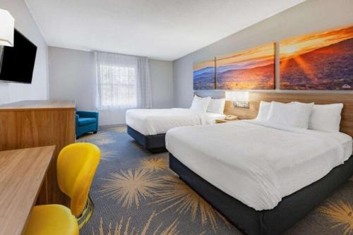 Hollins Hotel | Days Inn I81 double bed room