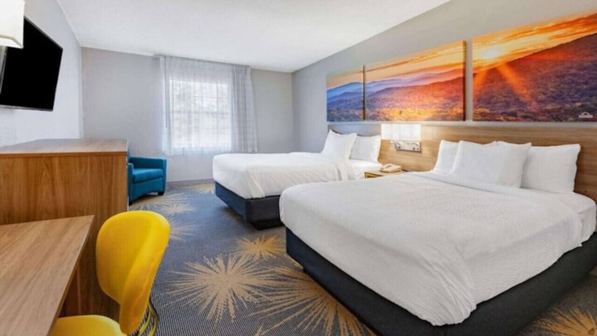 Hollins House | Days inn I81 double bed room