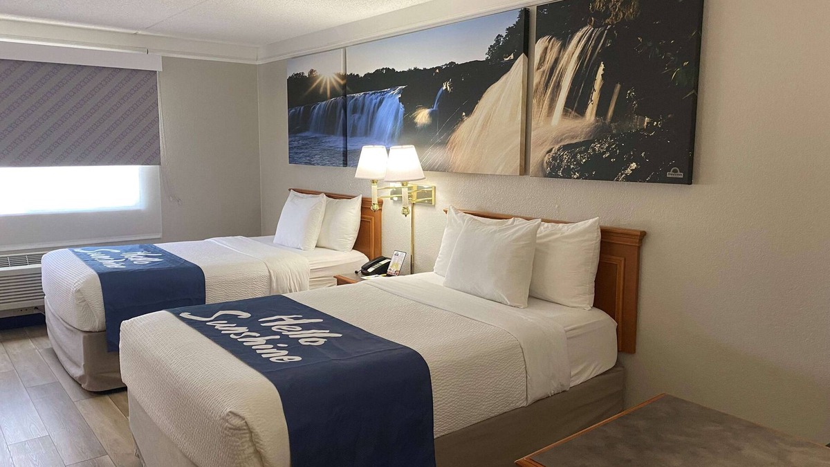 Arlington Heights Hotel | Days Inn & Suites by Wyndham Arlington Heights