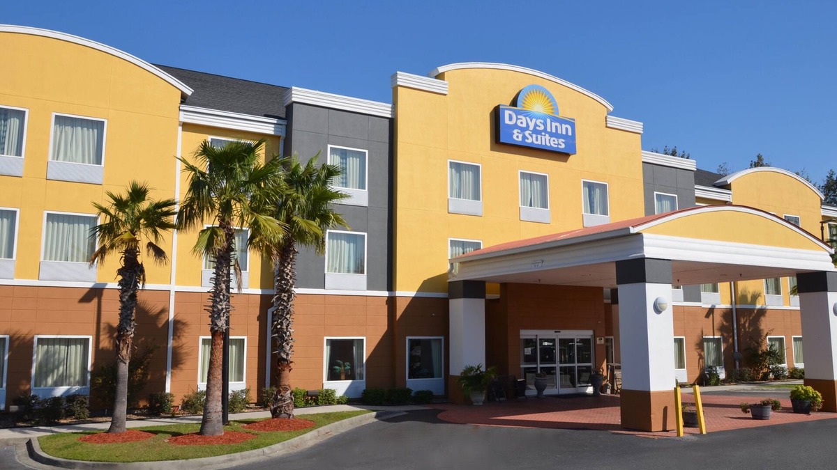 Port Wentworth Hotel | Days Inn & Suites by Wyndham Savannah North I-95