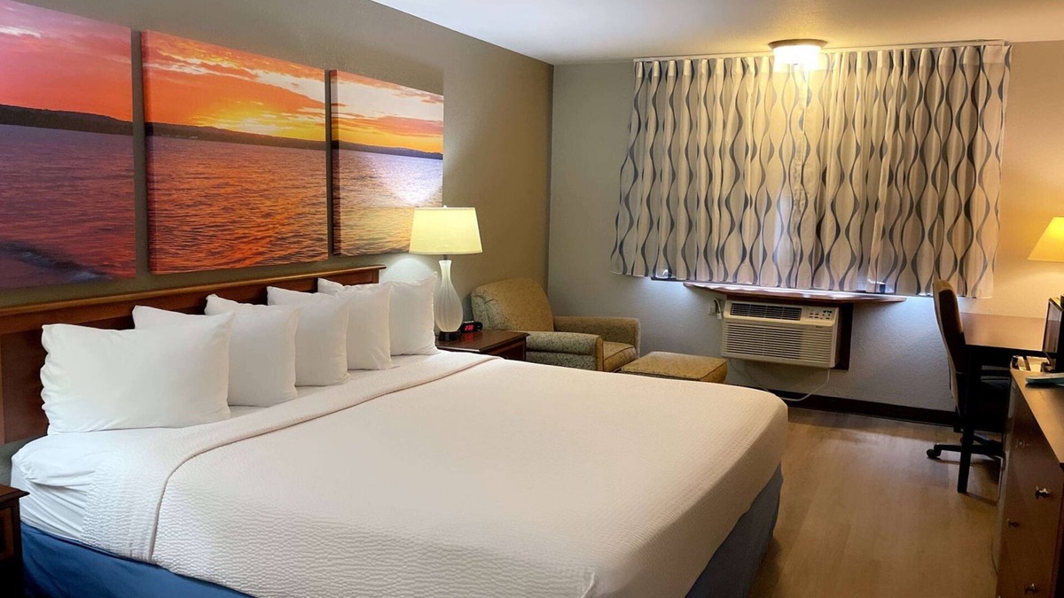 Stevens Point Hotel | Days Inn & Suites by Wyndham Stevens Point