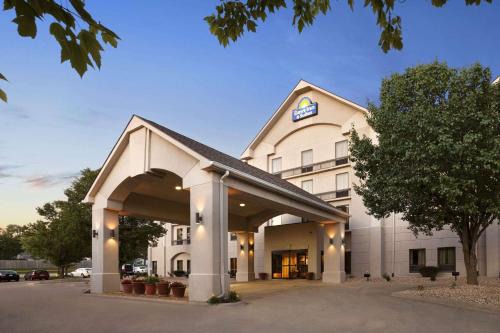 Cedar Rapids Hotel | Days Inn & Suites by Wyndham Cedar Rapids