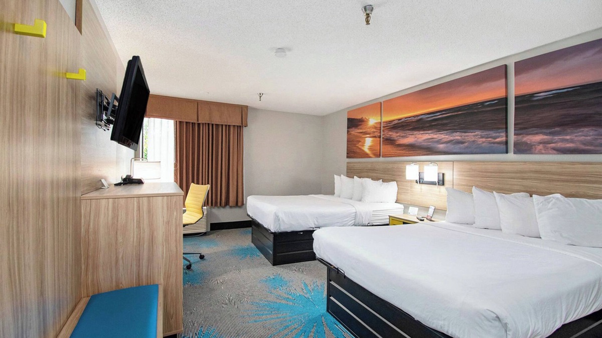 Mount Pleasant Hotel | Days Inn & Suites by Wyndham Mt Pleasant