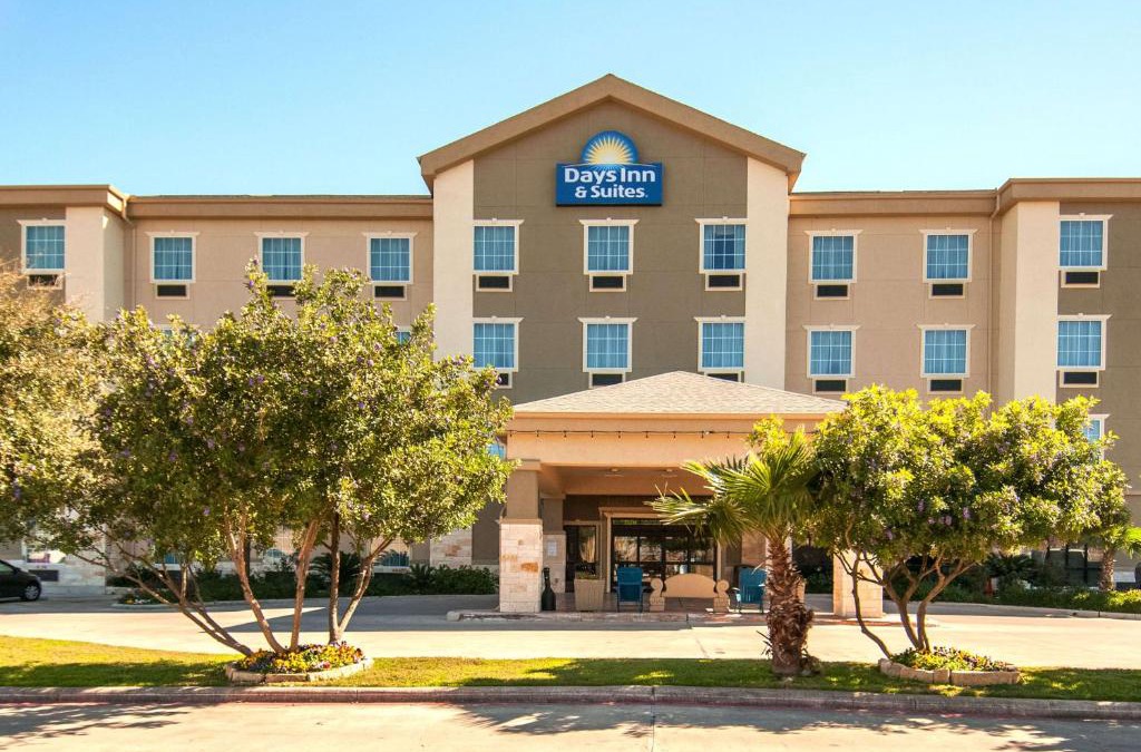 San Antonio Hotel | Days Inn & Suites by Wyndham San Antonio near Frost Bank Center