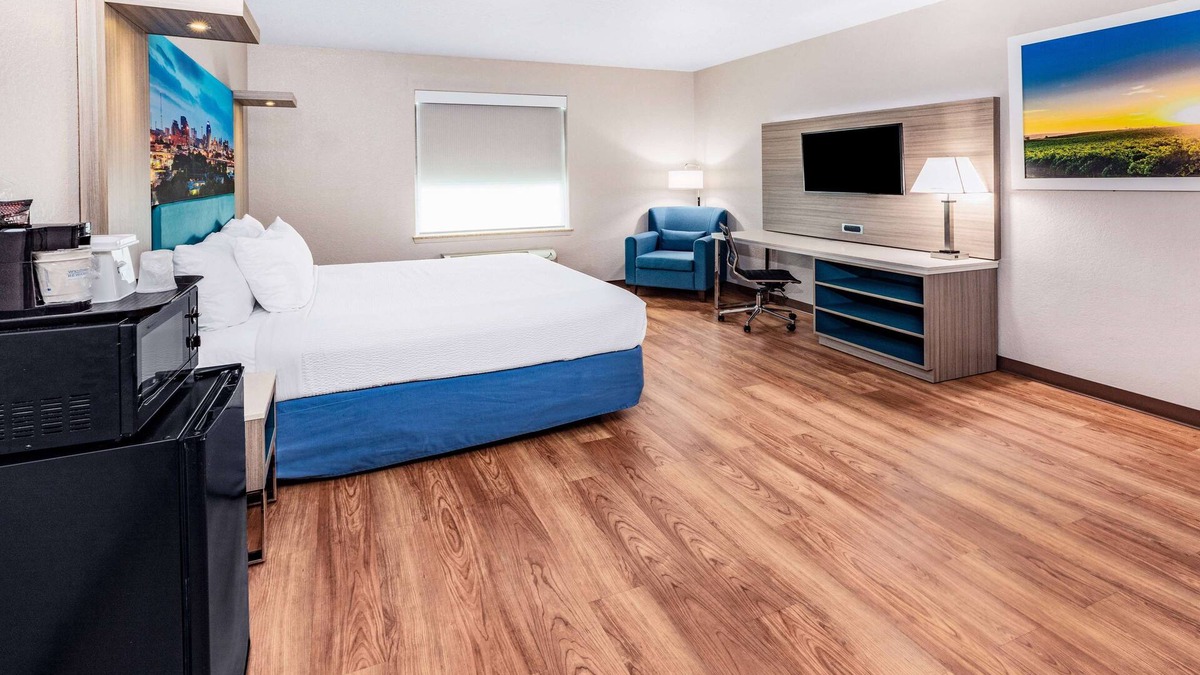 San Antonio Hotel | Days Inn & Suites by Wyndham San Antonio near Frost Bank Center