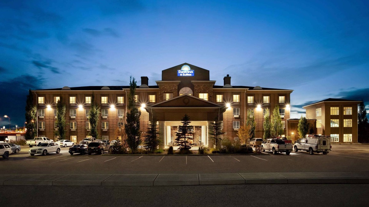 Strathmore Hotel | Days Inn & Suites by Wyndham Strathmore