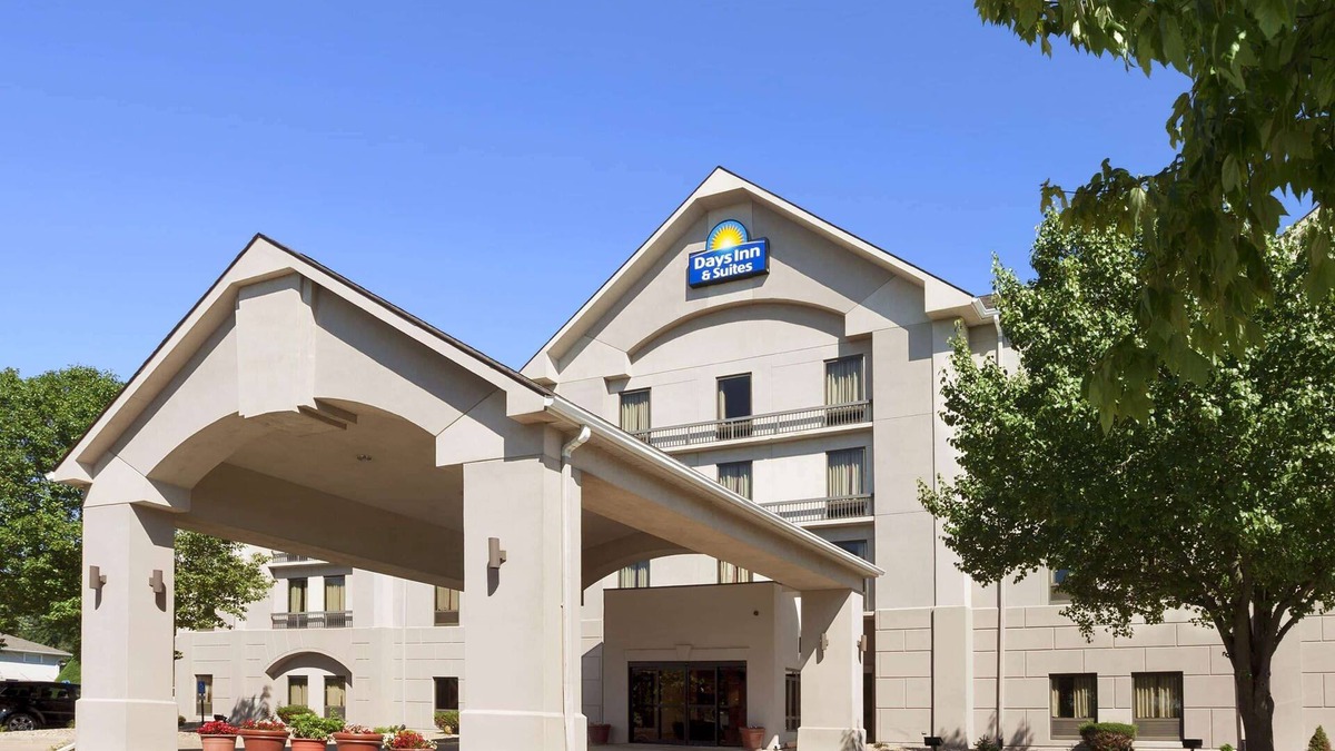 Cedar Rapids Hotel | Days Inn & Suites by Wyndham Cedar Rapids