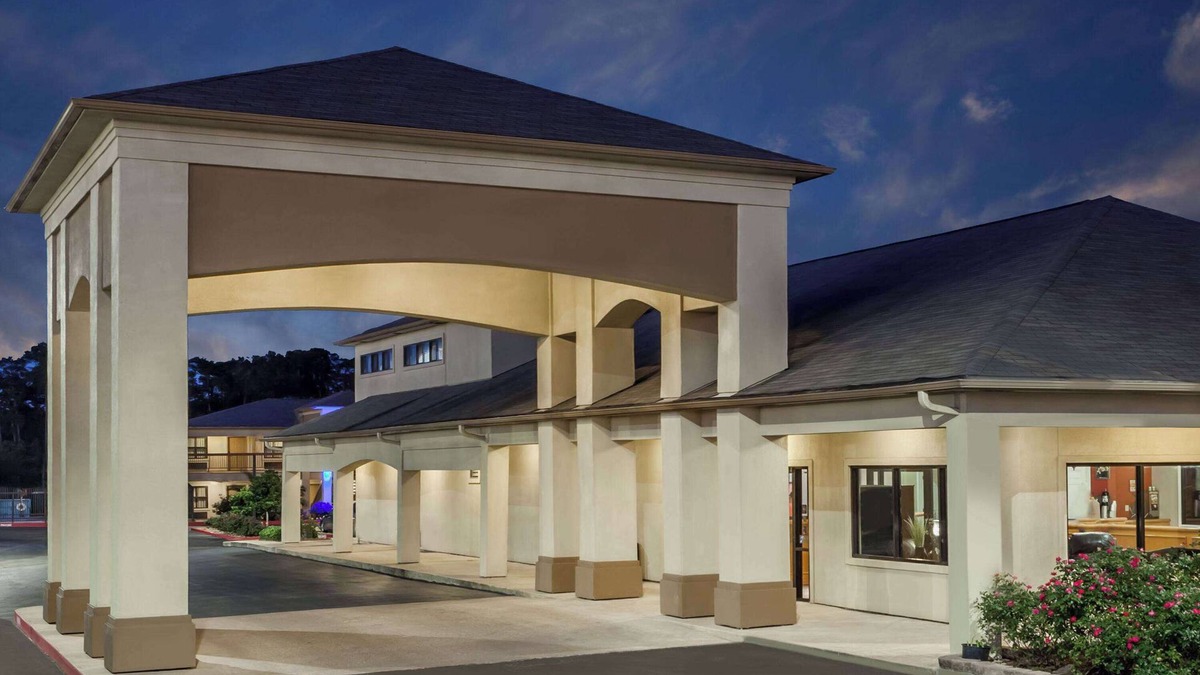 Huntsville Hotel | Days Inn & Suites by Wyndham Huntsville