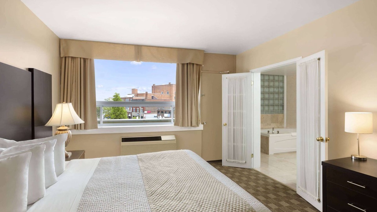 North Bay Hotel | Days Inn & Suites by Wyndham North Bay Downtown