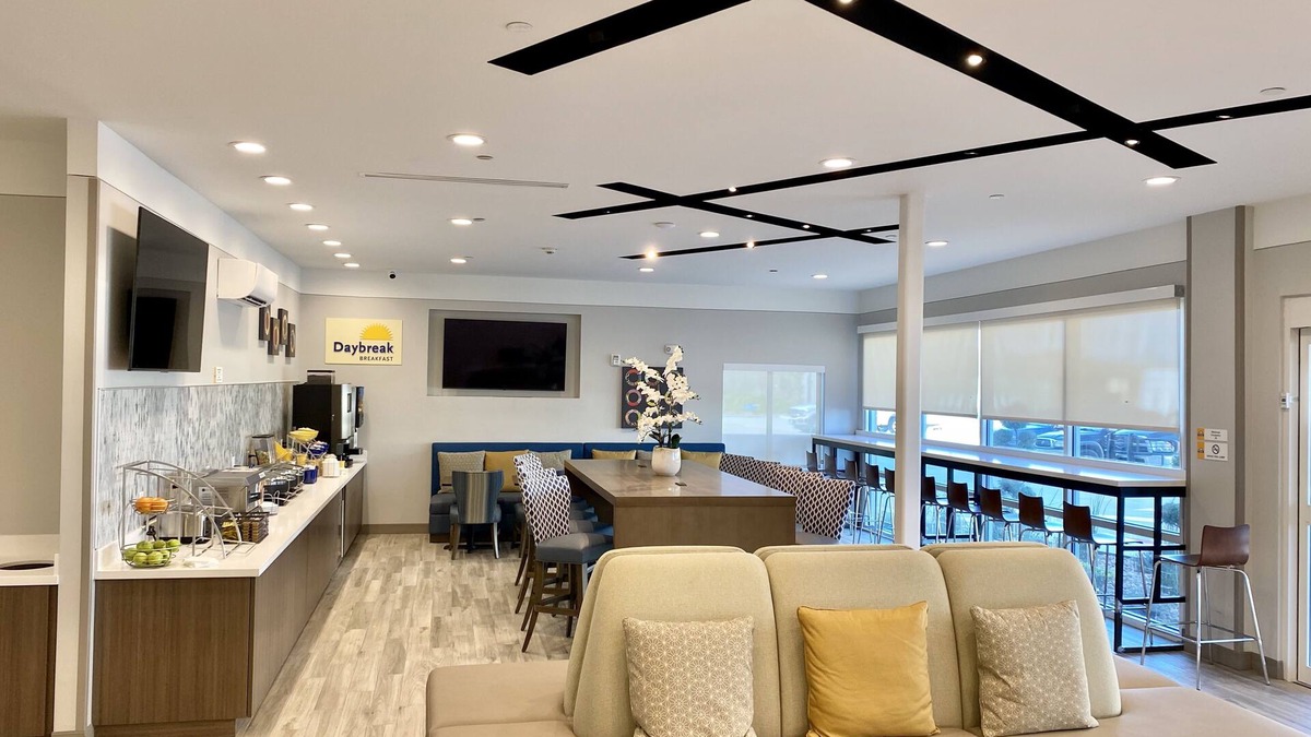 Beaumont Hotel | Days Inn & Suites by Wyndham Beaumont West/I-10 & Walden