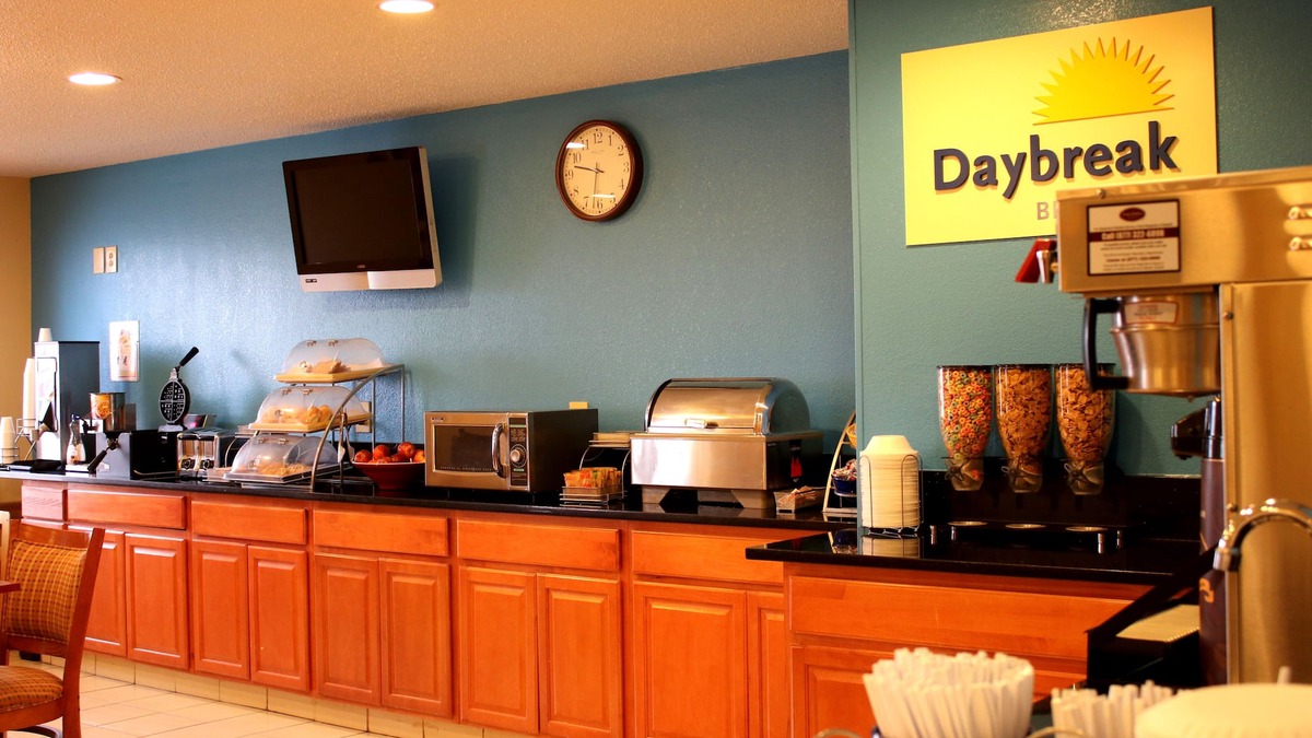 Bloomington Hotel | Days Inn & Suites by Wyndham Bloomington/Normal IL