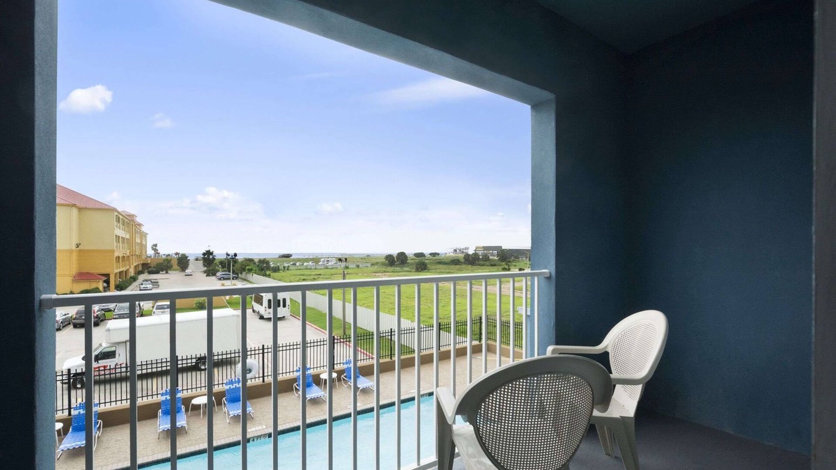 Galveston Hotel | Days Inn & Suites by Wyndham Galveston West/Seawall