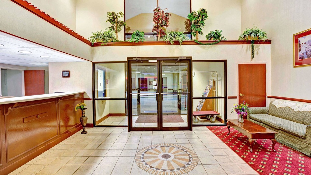Bridgeport Hotel | Days Inn & Suites by Wyndham Louisville SW