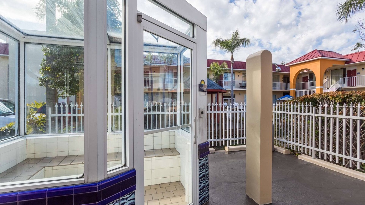 Bayonet Point Hotel | Days Inn & Suites by Wyndham Port Richey