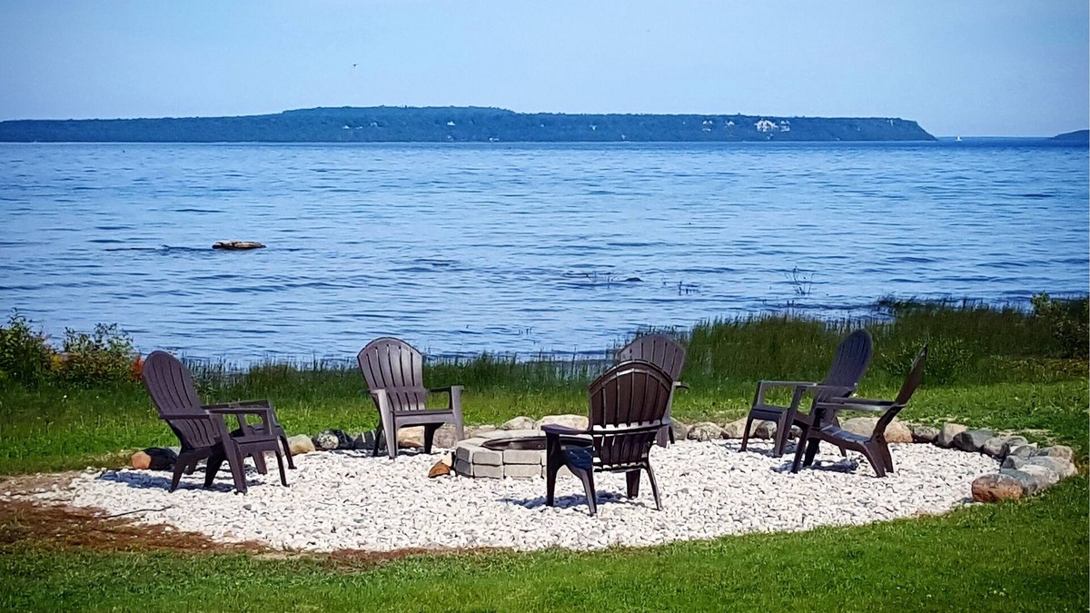 St Ignace Hotel | Days Inn & Suites by Wyndham St. Ignace Lakefront
