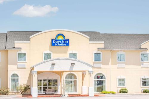 Swainsboro Hotel | Days Inn & Suites by Wyndham Swainsboro