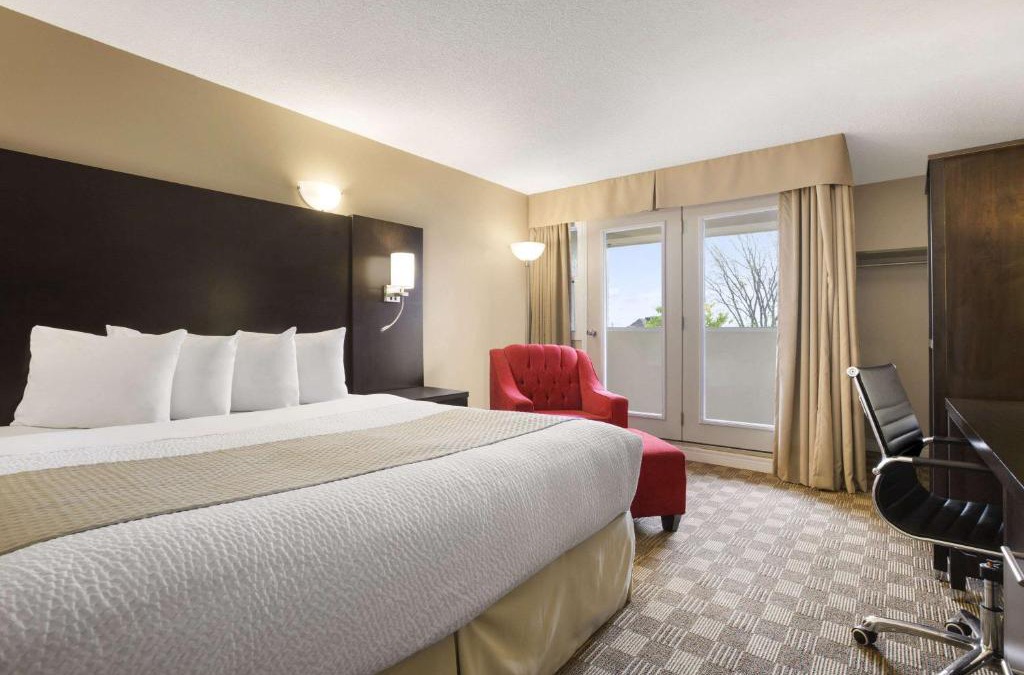 North Bay Hotel | Days Inn & Suites by Wyndham North Bay Downtown