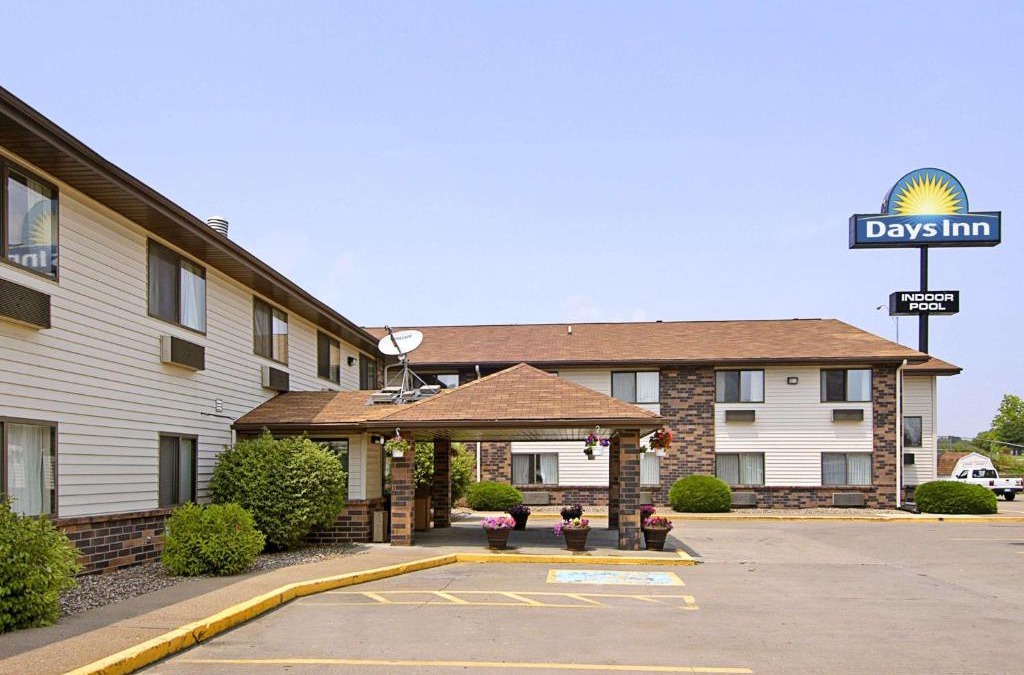 Davenport Hotel | Days Inn & Suites by Wyndham Davenport East