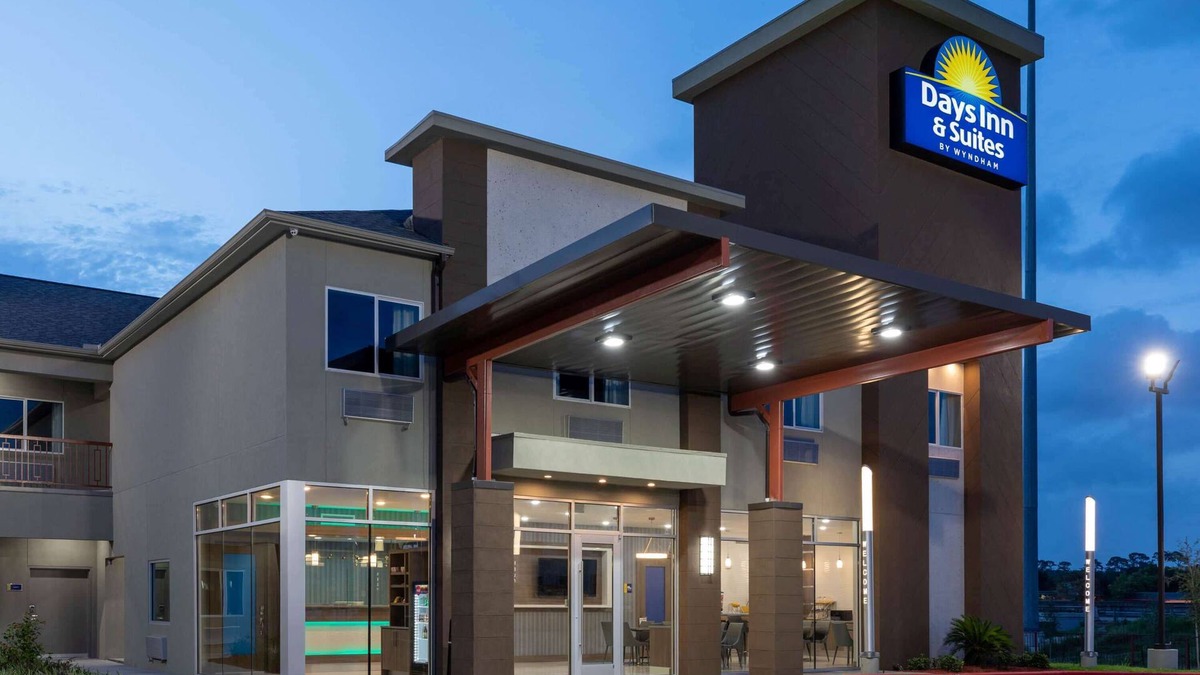 Greater East End Hotel | Days Inn & Suites by Wyndham Downtown/University of Houston