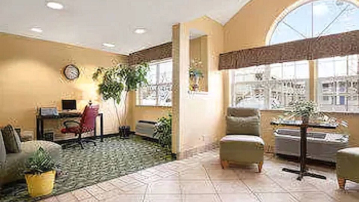 Lafayette Hotel | Days Inn & Suites by Wyndham Lafayette IN