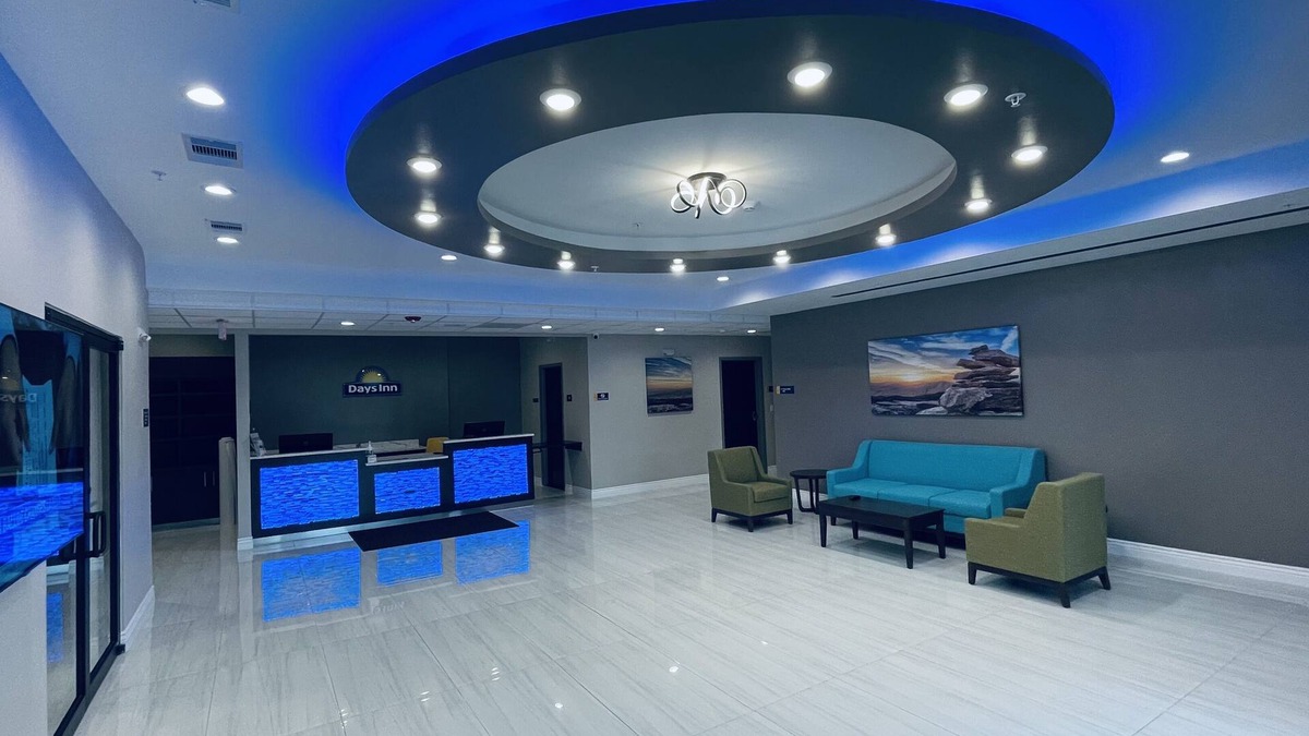 Tomball Hotel | Days Inn & Suites by Wyndham Greater Tomball