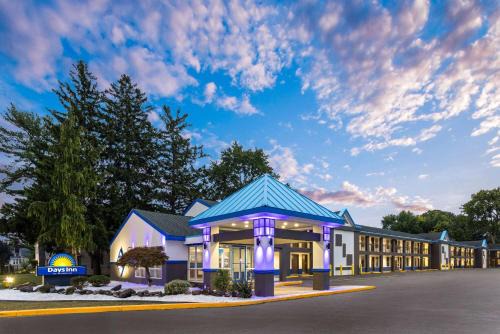 Colonie Hotel | Days Inn & Suites by Wyndham Albany