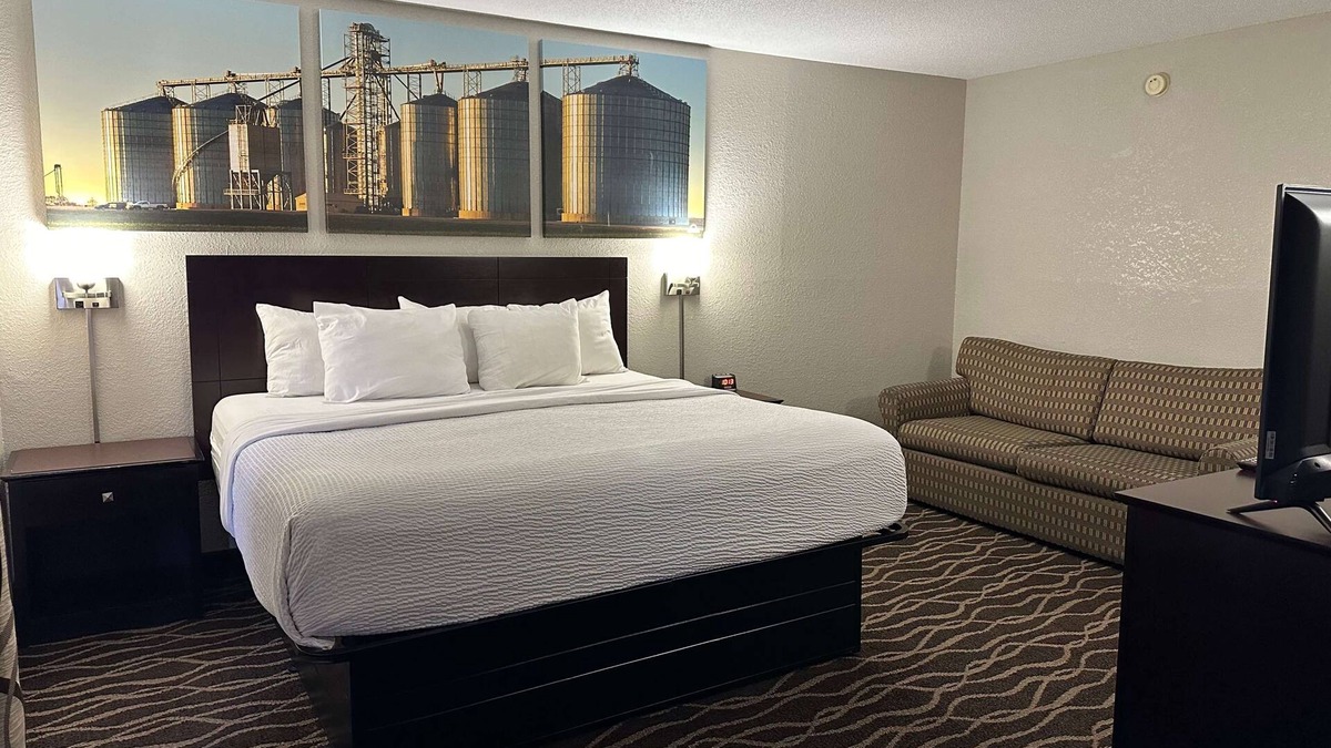 Casey Hotel | Days Inn & Suites by Wyndham Casey