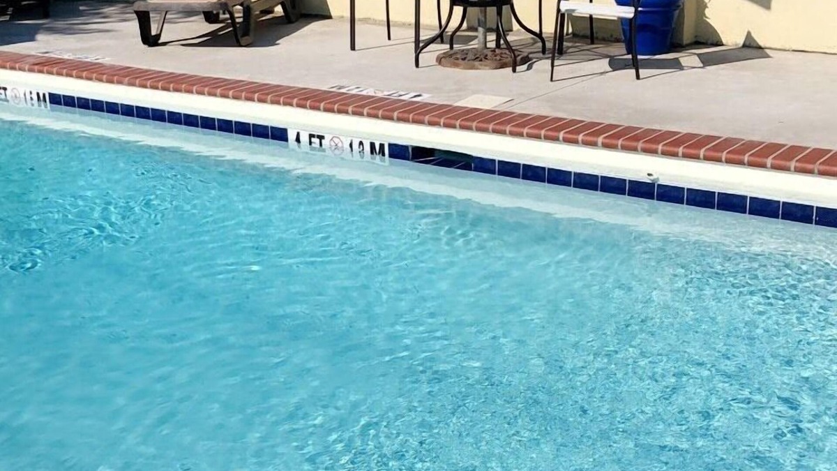 Commerce Hotel | Days Inn & Suites by Wyndham Commerce