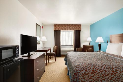 Conroe Hotel | Days Inn & Suites by Wyndham Conroe North