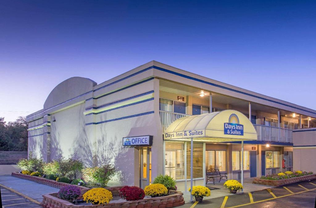 Murlin Heights Hotel | Days Inn & Suites by Wyndham Dayton North