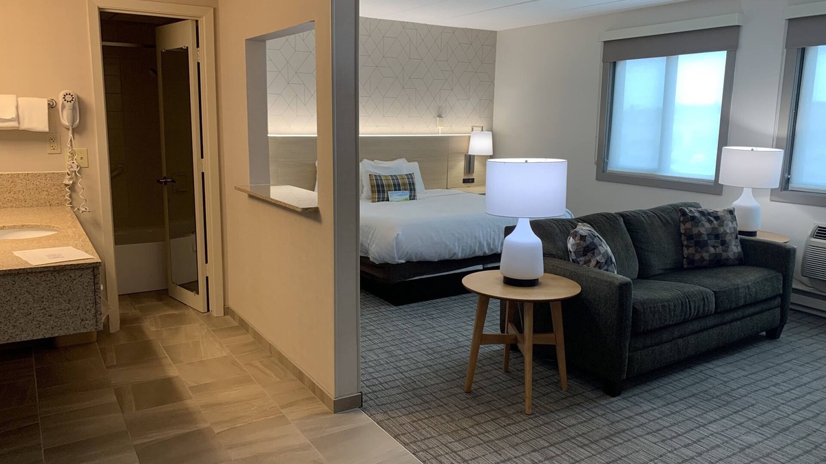 Duluth Hotel | Days Inn & Suites by Wyndham Duluth by the Mall