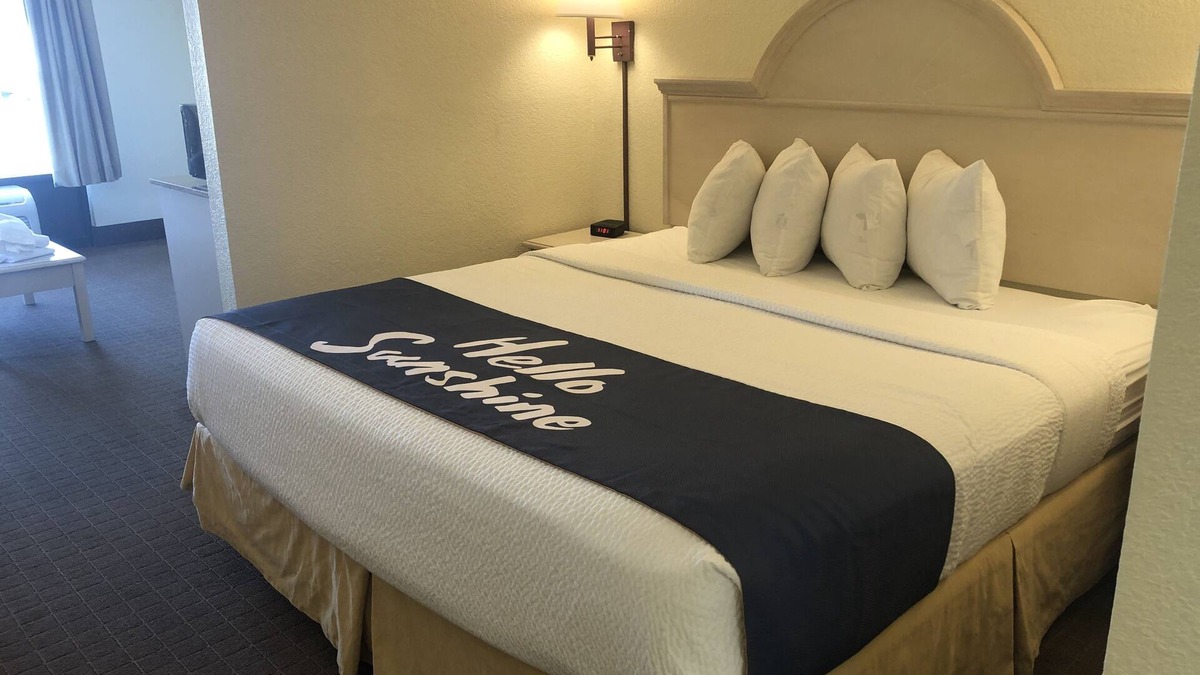 Navarre Hotel | Days Inn & Suites by Wyndham Navarre - near Beaches/Hurlburt