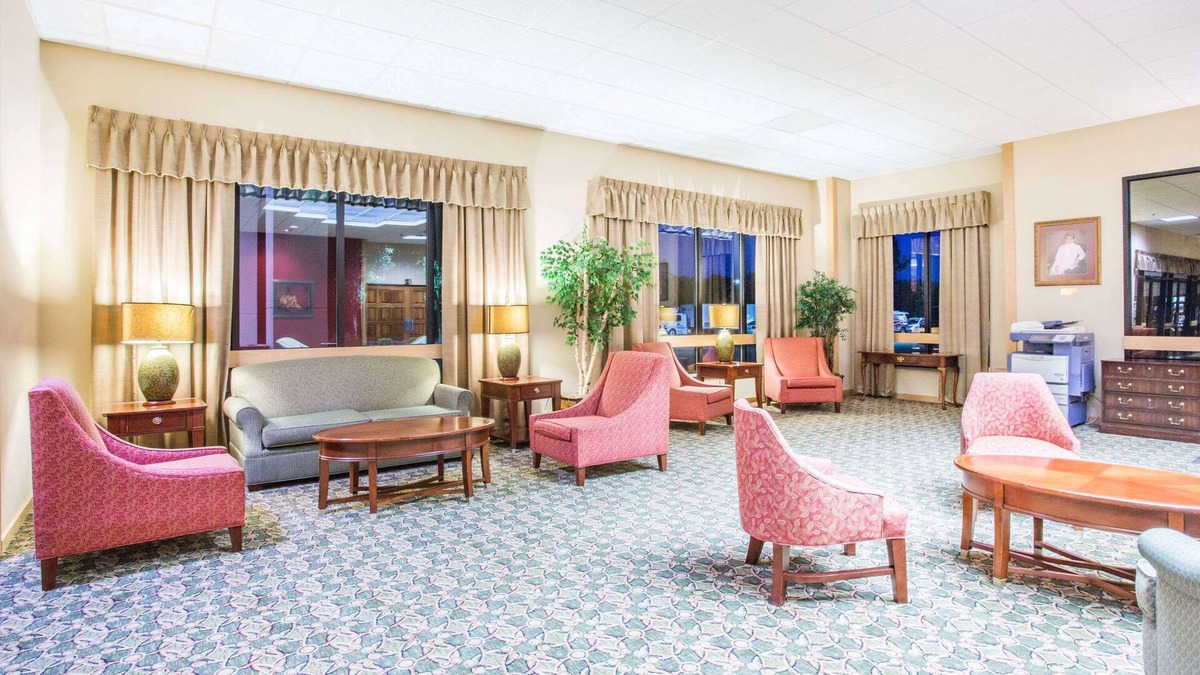 Sutton Hotel | Days Inn & Suites by Wyndham Sutton Flatwoods