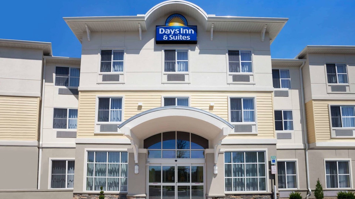 Altoona Hotel | Days Inn & Suites by Wyndham Altoona