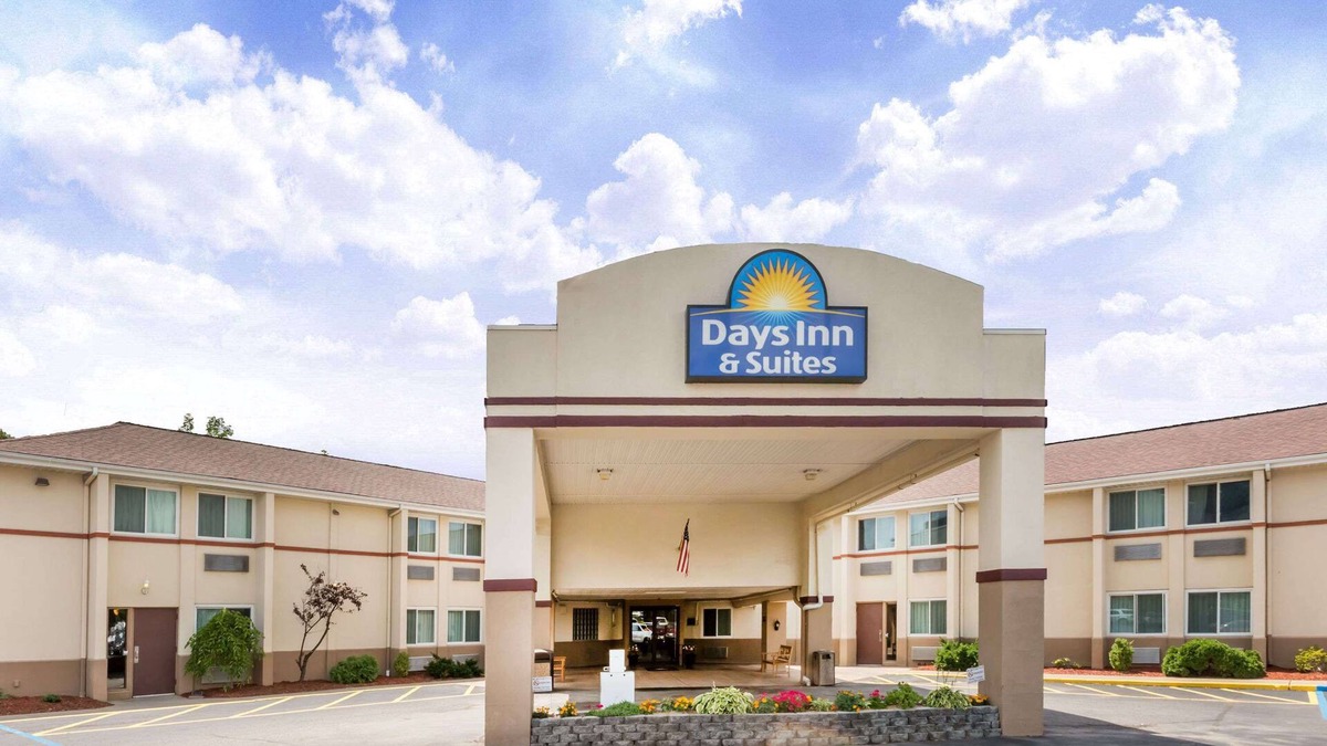 Bridgeport Hotel | Days Inn & Suites by Wyndham Bridgeport - Clarksburg