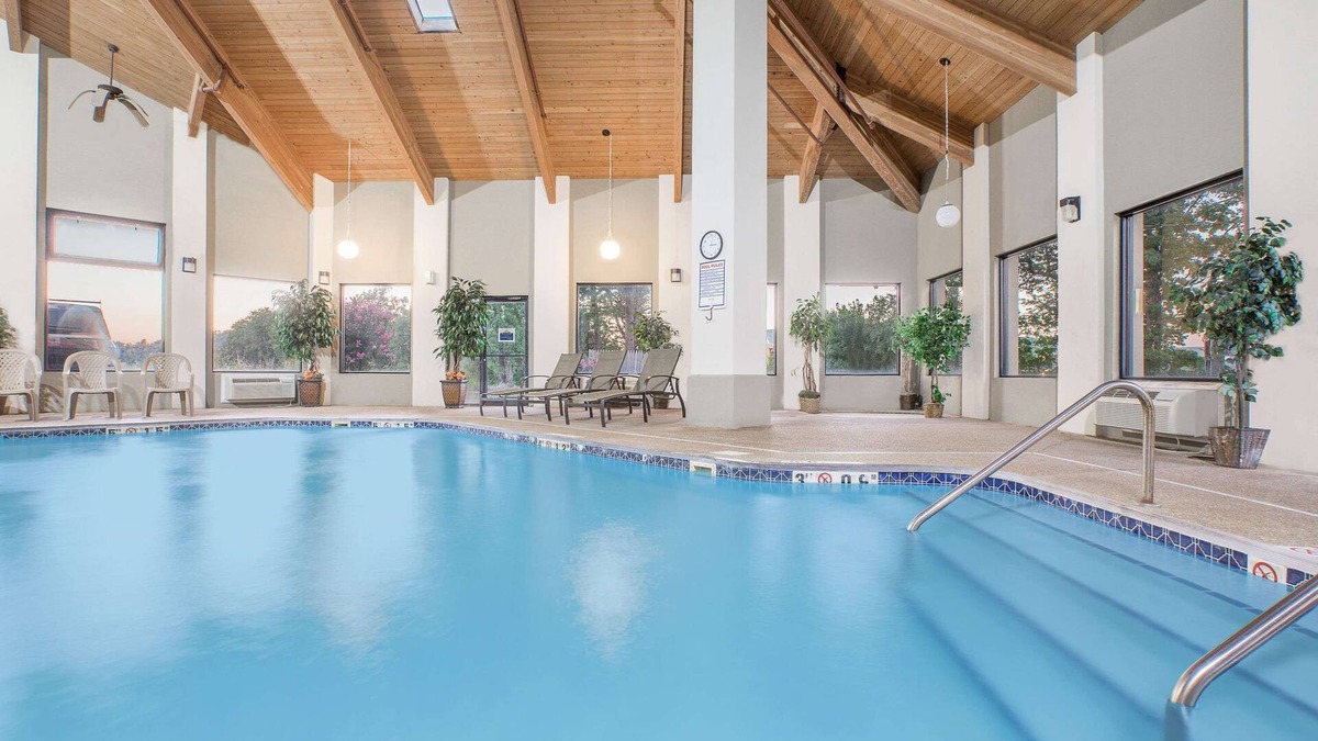 Brinkley Hotel | Days Inn & Suites by Wyndham Brinkley