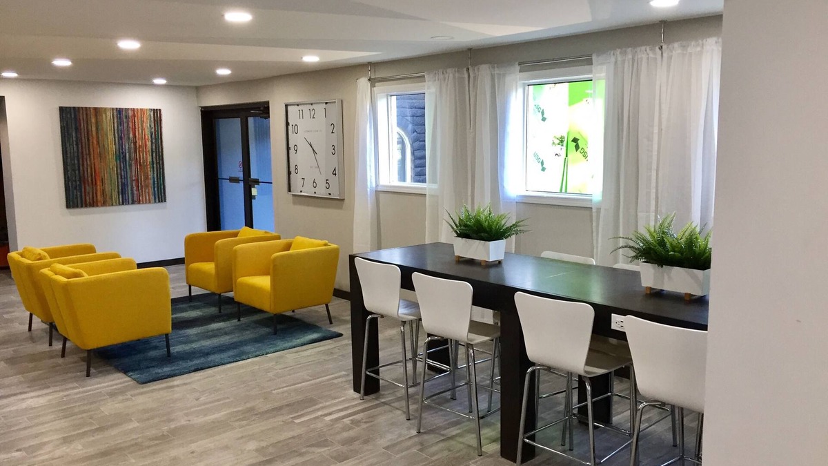 Springdale Hotel | Days Inn & Suites by Wyndham Cincinnati North