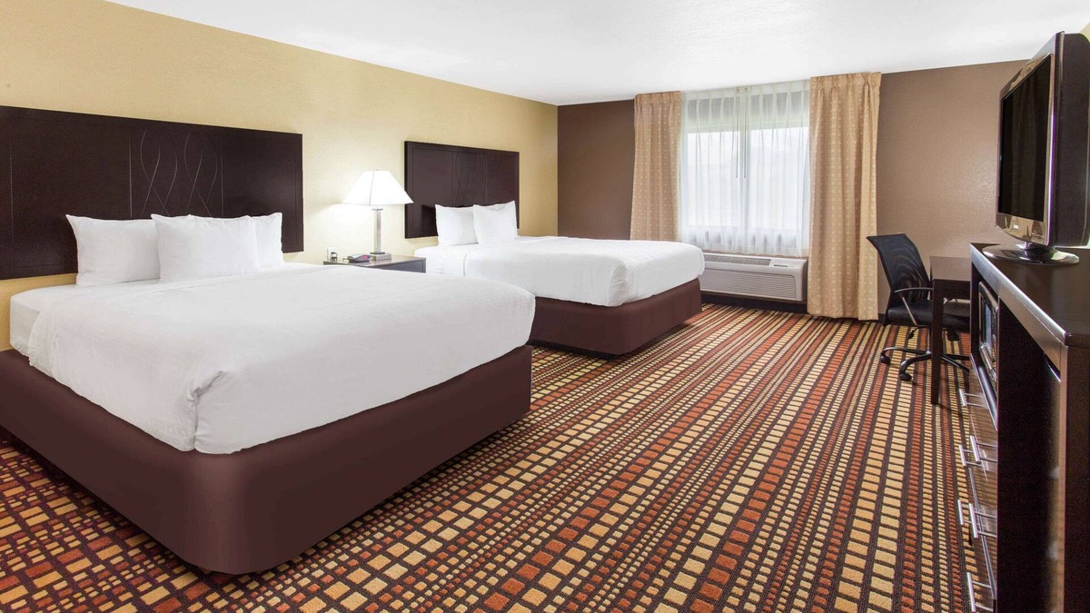 Davenport Hotel | Days Inn & Suites by Wyndham Davenport East