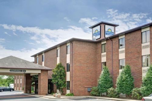 Hickory Hotel | Days Inn & Suites by Wyndham Hickory