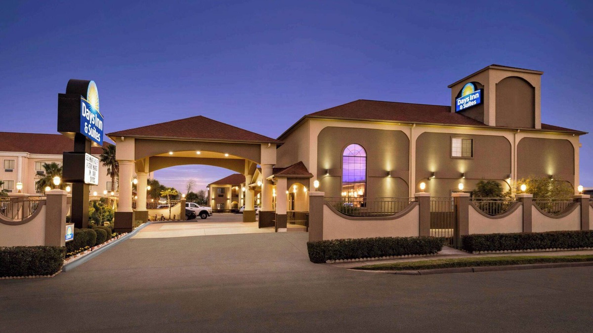 Southeast Houston Hotel | Days Inn & Suites by Wyndham Houston Hobby Airport