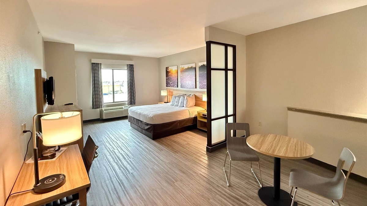 Clodine Hotel | Days Inn & Suites by Wyndham Houston/West Energy Corridor