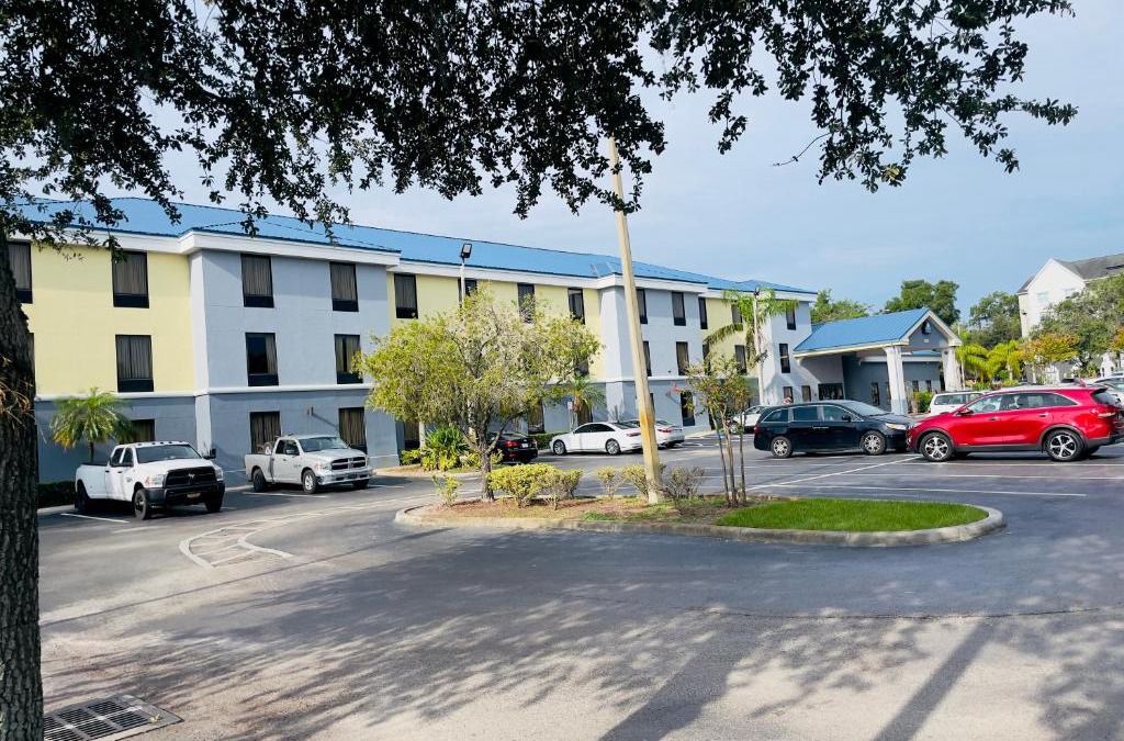 Lakeland Hotel | Days Inn & Suites by Wyndham Lakeland