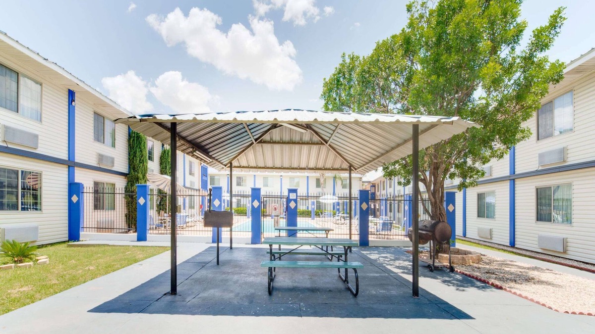 Bonanza Hotel | Days Inn & Suites by Wyndham Laredo