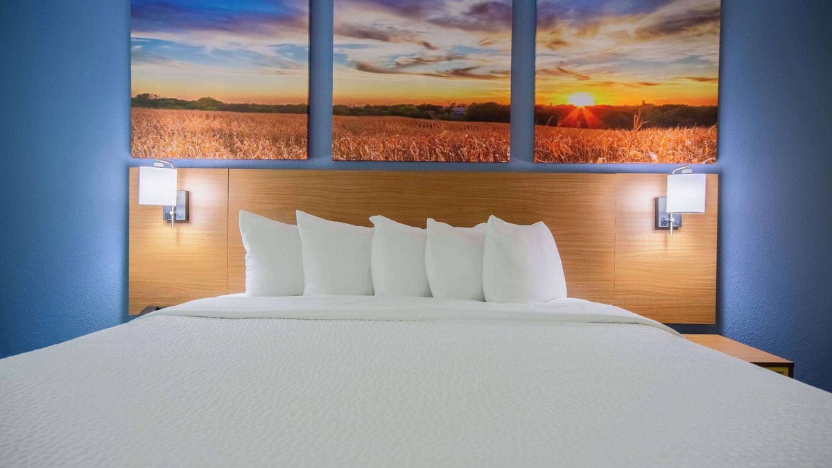 Waterloo Hotel | Days Inn & Suites by Wyndham Waterloo