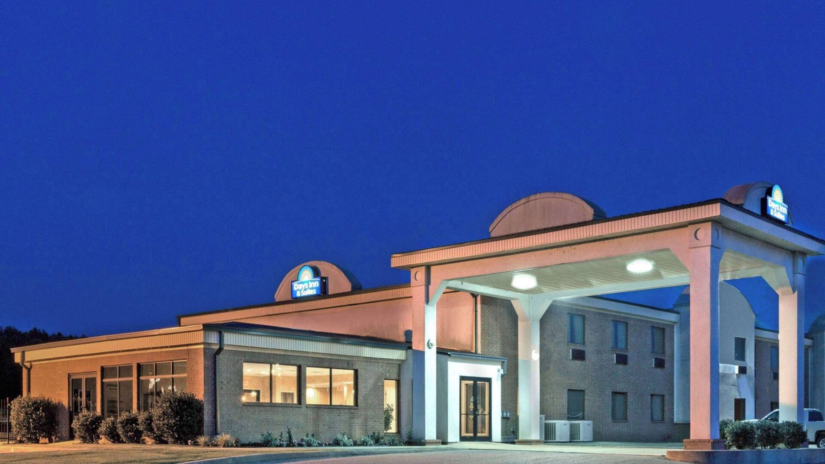 Wynne Hotel | Days Inn & Suites by Wyndham Wynne