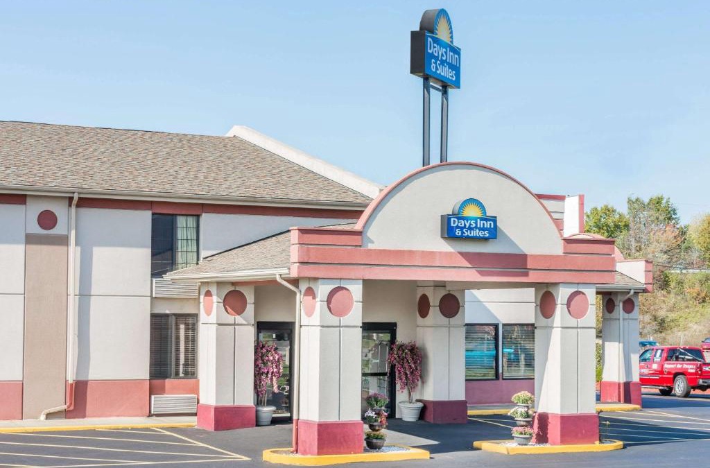 New Bedford Hotel | Days Inn & Suites by Wyndham Youngstown/Girard Ohio